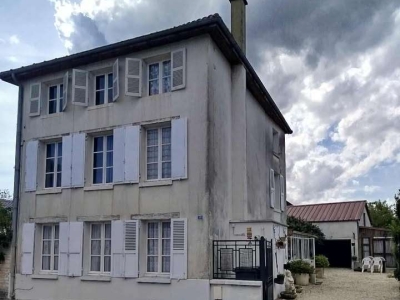 MAISON HABITABLE DE SUITE A RAFRAICHIR INTERIEUREMENT
